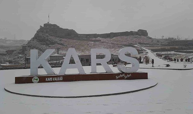 Kars'ta kar yağışı etkili oluyor