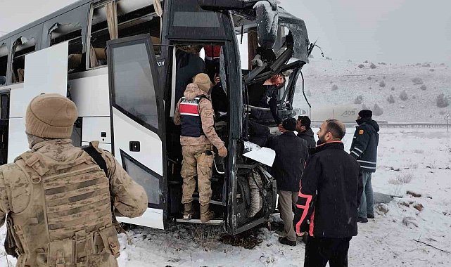 Kars'ta yolcu otobüsü kaza yaptı: 2 ölü, 8 yaralı