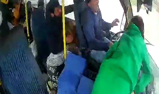 Karsan marka minibüs ile Tofaş marka otomobilin çarpışması kamerada