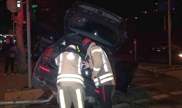 Kartal'da kontrolden çıkan araç trafik levhasına çarptı: 1 yaralı