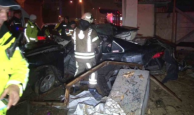 Kartal'da kontrolden çıkan araç üst geçidin direğine çarptı: 1 ölü, 1 ağır yaralı