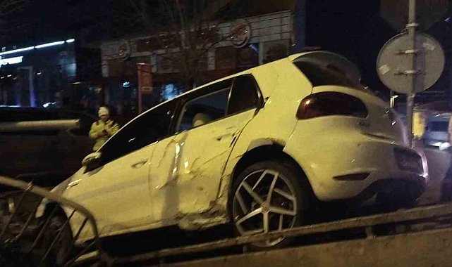 Kartal'da polisten kaçan araç sürücüsü yol kenarındaki otoparka uçtu