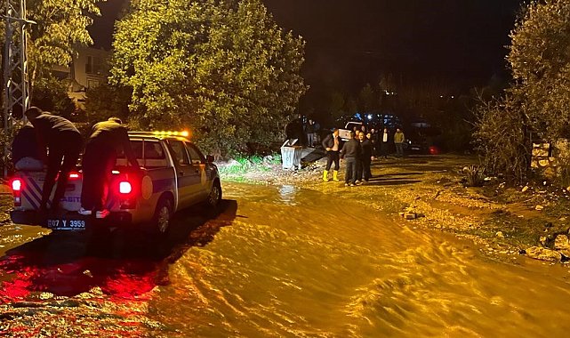 Kaş'ta bir camiyi su bastı, küçükbaş hayvanlar telef oldu