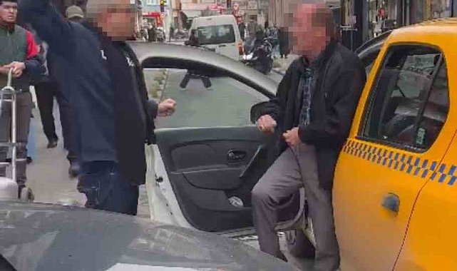 Kasımpaşa'da taksiciyle yumruklu yol verme kavgası kamerada: "10 kişi bir adama mı giriyorsunuz"