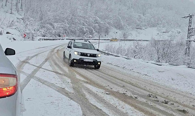 Kastamonu'nun yüksek kesimlerinde yoğun kar yağışı etkili oluyor