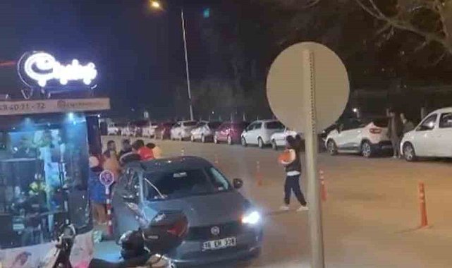 Kavgaya tutuşan gençler mahalleyi boks ringine çevirdi