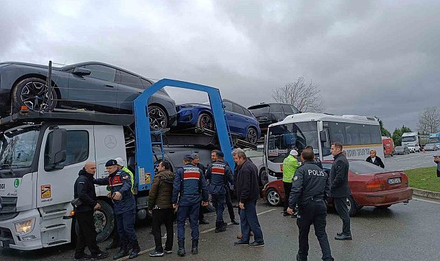 Kavşağa dönen tır anaokulu servisine çarptı, facianın eşiğinden dönüldü