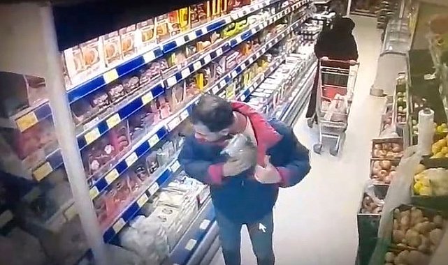 Kavurma ve pastırma çaldı, rahat tavırları kameraya yansıdı