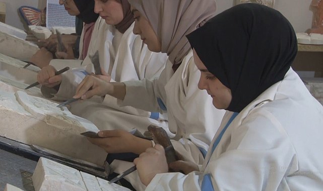 Kaybolmaya yüz tutan taş oymacılığı mesleğinde yeni ustalar yetişiyor