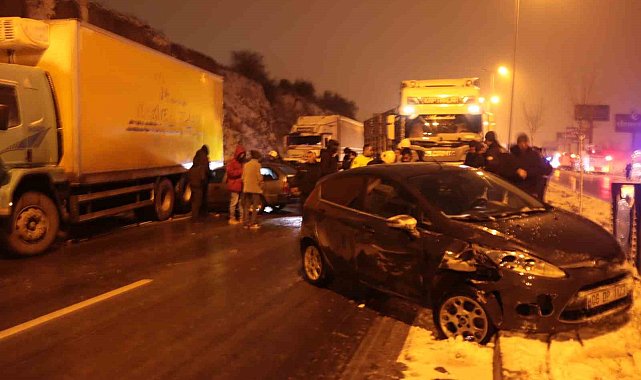 Kayseri'de 8 araçlı zincirleme trafik kazası: 1'i ağır 5 yaralı