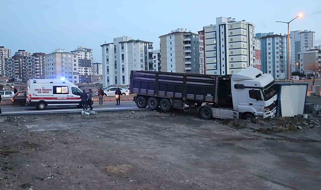 Kayseri'de faciadan dönüldü: Yoldan çıkan tır konteynıra girdi