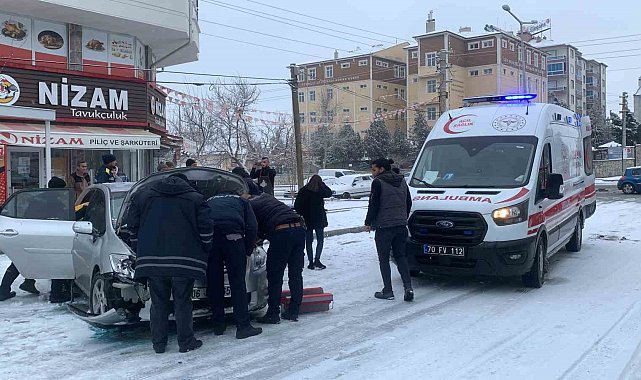 Kaza yapan otomobil, iş yerindeki tavuk pişirme makinesine çarptı: 1 yaralı
