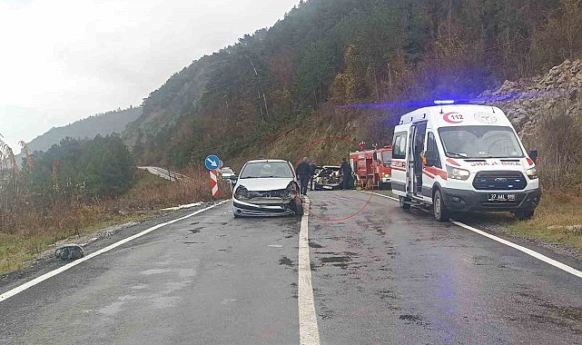 Kaza yapan Tofaş marka otomobil hurdaya döndü: Sürücüyü itfaiye kurtardı