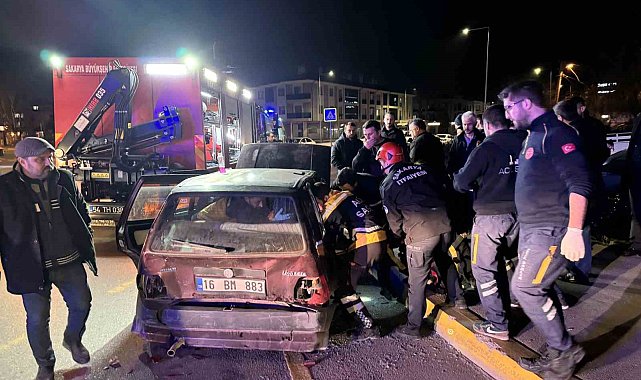 Kazada araçta sıkışan kadını itfaiye kurtardı