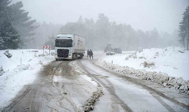 Kazdağları'nda kar yüksekliği yer yer yarım metreye ulaştı, trafik akışı durman noktasına geldi
