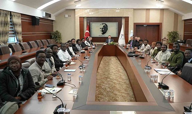 KBÜ Rektörü Kırışık Afrikalı öğrencilerle bir araya geldi