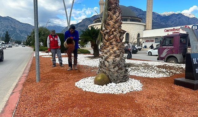 Kemer yeşil alan çalışmalarıyla yaz sezonuna hazırlanıyor