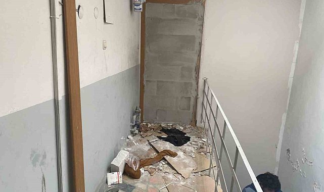 Kentsel dönüşüm nedeniyle boşaltılan bir eve hırsız girince ev sahibi kapıya duvar ördü