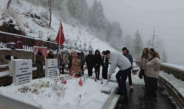 Kepsutlu öğrenciler Şehit Eren Bülbül'ü mezarı başında andı