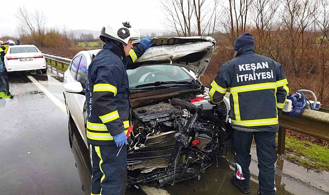 Keşan'da bariyerlere çarpan otomobildeki 4 kişi yaralandı