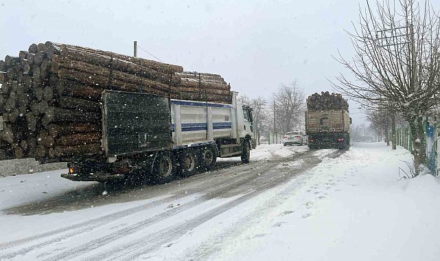 Kırklareli'nde kar sebebiyle araçlar yollarda kaldı