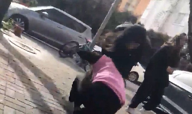 Kız öğrenciler arasında saç saça baş başa kavga