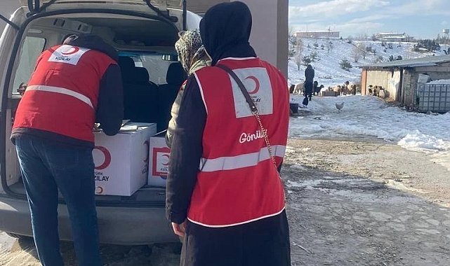Kızılay Gönüllüleri evi yanan aileye destek olmaya devam ediyor