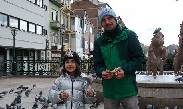 Kızıyla birlikte Bodrum'dan gelen turist güvercinleri elleriyle besledi