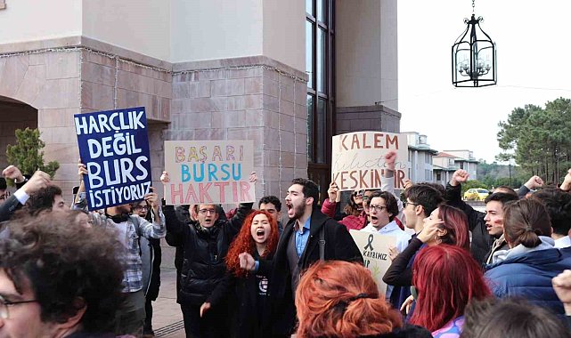 Koç Üniversitesi'nde öğrencilerden burs protestosu
