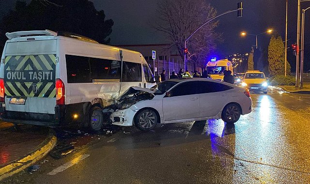 Kocaeli&#039;de servis minibüsü otomobille çarpıştı: 4 yaralı