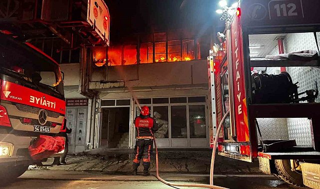Koltuk üretimi yapan atölye alev alev yandı