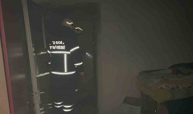 Komşularının yardımıyla oğlunu yanmaktan son anda kurtardı