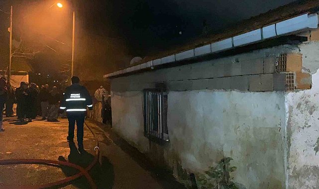 Kömürlükte çıkan yangın mahalleliyi sokağa döktü