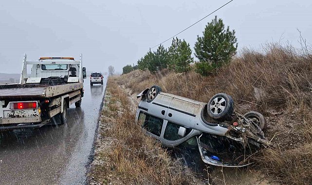 Kontrolden çıkan araç şarampole devrildi: Sürücü burnu bile kanamadan kurtuldu