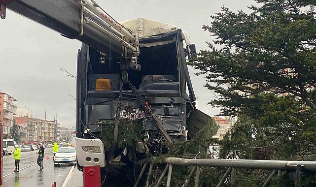 Kontrolden çıkan otobüs 2 araç ve direğe çarparak durabildi
