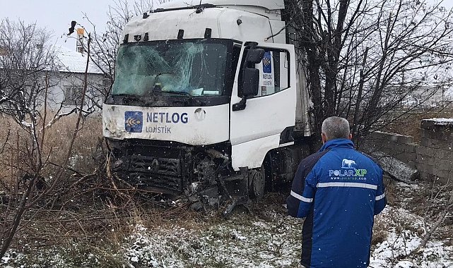 Kontrolden çıkan tır bahçe duvarına çarptı: 1 yaralı