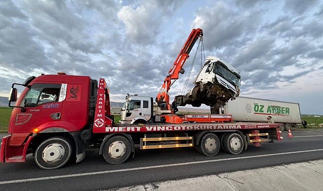 Kontrolden çıkan tır devrildi:1 yaralı