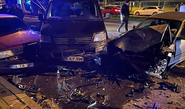 Kontrolden çıkarak karşı şeride geçen otomobil zincirleme kazaya sebep oldu