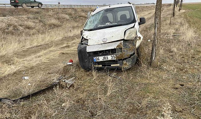 Konya'da hafif ticari araç takla attı: 2 yaralı
