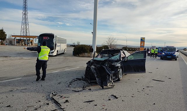 Konya'da otomobil kamyona çarptı: 2 yaralı