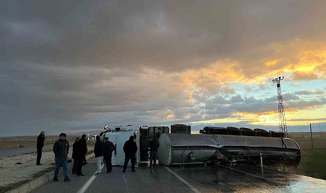 Konya'da refüje çarpan tanker devrildi: 2 yaralı