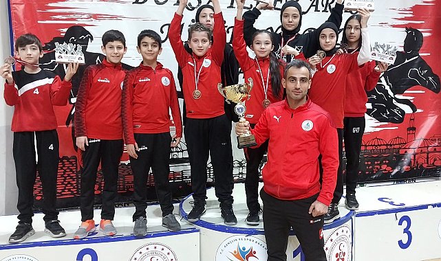 Körfezli karateciler Bursa'dan madalyalarla döndü
