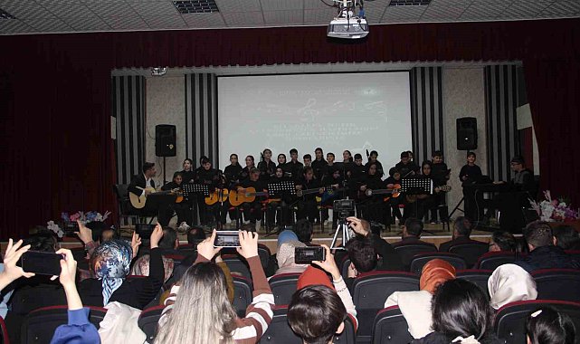 Köy okulu öğrencileri müzik grubu kurdu, konser verdi