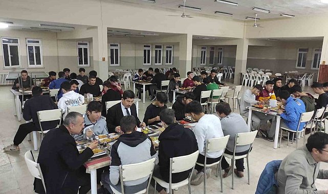 Köyceğiz'de Karahan, öğrencilerle akşam yemeğinde buluştu