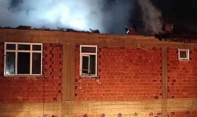 Köyde çıkan yangında 2 katlı ev küle döndü