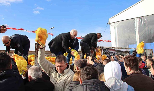 Kozan Belediyesi, İstanbul'da tonlarca narenciye dağıttı