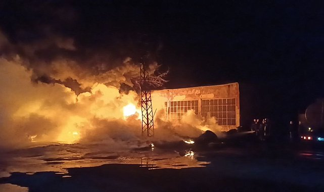 Kozan sanayi sitesinde yangın: Lastik dükkanı alev alev yandı