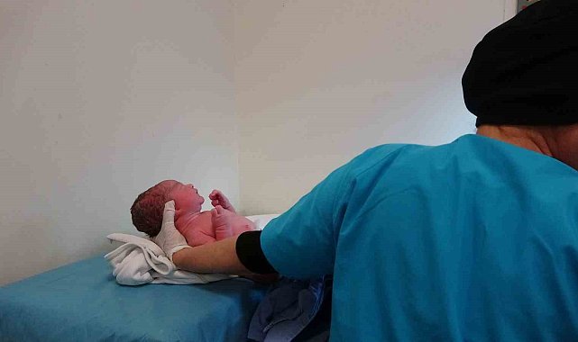 Kozan'da 2024'ün ilk bebeği Abdülhamit annesinin doğum gününde doğdu