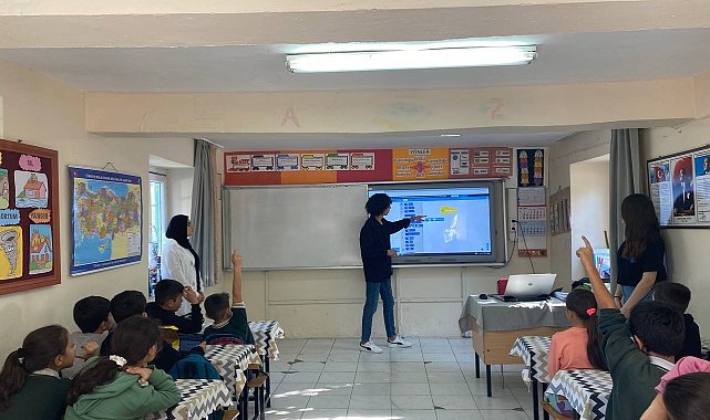 Kozan'da üniversite öğrencileri, teknolojiyle köy okullarına ışık tutuyor