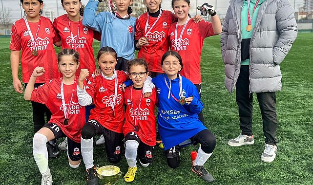 Küçük kızlar futbolda 75. Yıl Mühibe Germirli Ortaokulu Kayseri Şampiyonu